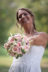Hochzeitsfotograf Wiener Neustadt, Baden bei Wien & Umgebung Ich bin Ihr Hochzeitsfotograf in Wiener Neustadt, Baden bei Wien und der Umgebung. Mit viel Erfahrung und Liebe zum Detail halte ich die schönsten Momente Ihrer Hochzeit in authentischen, emotionalen Fotos fest. Zusätzlich können Sie im Raum Wiener Neustadt, Baden bei Wien und Umgebung eine Fotobox für Ihre Feier mieten – für noch mehr Spaß und unvergessliche Erinnerungen. Vertrauen Sie auf meine Expertise, um Ihre Hochzeitsbilder perfekt in Szene zu setzen.