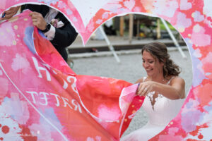 Hochzeitsfotograf Wiener Neustadt, Baden bei Wien & Umgebung Ich bin Ihr Hochzeitsfotograf in Wiener Neustadt, Baden bei Wien und der Umgebung. Mit viel Erfahrung und Liebe zum Detail halte ich die schönsten Momente Ihrer Hochzeit in authentischen, emotionalen Fotos fest. Zusätzlich können Sie im Raum Wiener Neustadt, Baden bei Wien und Umgebung eine Fotobox für Ihre Feier mieten – für noch mehr Spaß und unvergessliche Erinnerungen. Vertrauen Sie auf meine Expertise, um Ihre Hochzeitsbilder perfekt in Szene zu setzen.