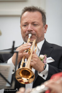 Hochzeitsfotograf Wiener Neustadt, Baden bei Wien & Umgebung Ich bin Ihr Hochzeitsfotograf in Wiener Neustadt, Baden bei Wien und der Umgebung. Mit viel Erfahrung und Liebe zum Detail halte ich die schönsten Momente Ihrer Hochzeit in authentischen, emotionalen Fotos fest. Zusätzlich können Sie im Raum Wiener Neustadt, Baden bei Wien und Umgebung eine Fotobox für Ihre Feier mieten – für noch mehr Spaß und unvergessliche Erinnerungen. Vertrauen Sie auf meine Expertise, um Ihre Hochzeitsbilder perfekt in Szene zu setzen.