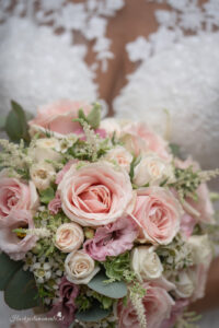 Hochzeitsfotograf Wiener Neustadt, Baden bei Wien & Umgebung Ich bin Ihr Hochzeitsfotograf in Wiener Neustadt, Baden bei Wien und der Umgebung. Mit viel Erfahrung und Liebe zum Detail halte ich die schönsten Momente Ihrer Hochzeit in authentischen, emotionalen Fotos fest. Zusätzlich können Sie im Raum Wiener Neustadt, Baden bei Wien und Umgebung eine Fotobox für Ihre Feier mieten – für noch mehr Spaß und unvergessliche Erinnerungen. Vertrauen Sie auf meine Expertise, um Ihre Hochzeitsbilder perfekt in Szene zu setzen.