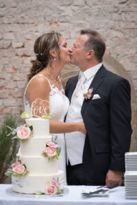 Hochzeitsfotograf Wiener Neustadt, Baden bei Wien & Umgebung Ich bin Ihr Hochzeitsfotograf in Wiener Neustadt, Baden bei Wien und der Umgebung. Mit viel Erfahrung und Liebe zum Detail halte ich die schönsten Momente Ihrer Hochzeit in authentischen, emotionalen Fotos fest. Zusätzlich können Sie im Raum Wiener Neustadt, Baden bei Wien und Umgebung eine Fotobox für Ihre Feier mieten – für noch mehr Spaß und unvergessliche Erinnerungen. Vertrauen Sie auf meine Expertise, um Ihre Hochzeitsbilder perfekt in Szene zu setzen.