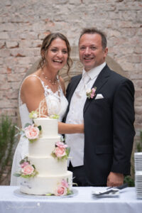 Hochzeitsfotograf Wiener Neustadt, Baden bei Wien & Umgebung Ich bin Ihr Hochzeitsfotograf in Wiener Neustadt, Baden bei Wien und der Umgebung. Mit viel Erfahrung und Liebe zum Detail halte ich die schönsten Momente Ihrer Hochzeit in authentischen, emotionalen Fotos fest. Zusätzlich können Sie im Raum Wiener Neustadt, Baden bei Wien und Umgebung eine Fotobox für Ihre Feier mieten – für noch mehr Spaß und unvergessliche Erinnerungen. Vertrauen Sie auf meine Expertise, um Ihre Hochzeitsbilder perfekt in Szene zu setzen.