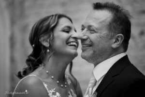 Hochzeitsfotograf Wiener Neustadt, Baden bei Wien & Umgebung Ich bin Ihr Hochzeitsfotograf in Wiener Neustadt, Baden bei Wien und der Umgebung. Mit viel Erfahrung und Liebe zum Detail halte ich die schönsten Momente Ihrer Hochzeit in authentischen, emotionalen Fotos fest. Zusätzlich können Sie im Raum Wiener Neustadt, Baden bei Wien und Umgebung eine Fotobox für Ihre Feier mieten – für noch mehr Spaß und unvergessliche Erinnerungen. Vertrauen Sie auf meine Expertise, um Ihre Hochzeitsbilder perfekt in Szene zu setzen.
