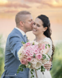 Hochzeitsfotograf im Burgenland, Eisenstadt & Neusiedlersee Ich bin Ihr Hochzeitsfotograf im Burgenland, rund um Eisenstadt und am Neusiedlersee. Mit viel Erfahrung und Liebe zum Detail halte ich die emotionalsten Momente Ihrer Hochzeit in authentischen Bildern fest. Als spezialisierter Hochzeitsfotograf am Wasser fange ich die natürliche Schönheit und Romantik Ihres großen Tages in einzigartigen Aufnahmen ein. Vertrauen Sie auf meine Expertise, um Ihre besonderen Erinnerungen perfekt festzuhalten.