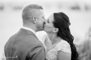 Hochzeitsfotograf im Burgenland, Eisenstadt & Neusiedlersee Ich bin Ihr Hochzeitsfotograf im Burgenland, rund um Eisenstadt und am Neusiedlersee. Mit viel Erfahrung und Liebe zum Detail halte ich die emotionalsten Momente Ihrer Hochzeit in authentischen Bildern fest. Als spezialisierter Hochzeitsfotograf am Wasser fange ich die natürliche Schönheit und Romantik Ihres großen Tages in einzigartigen Aufnahmen ein. Vertrauen Sie auf meine Expertise, um Ihre besonderen Erinnerungen perfekt festzuhalten.