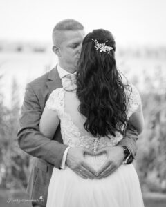Hochzeitsfotograf im Burgenland, Eisenstadt & Neusiedlersee Ich bin Ihr Hochzeitsfotograf im Burgenland, rund um Eisenstadt und am Neusiedlersee. Mit viel Erfahrung und Liebe zum Detail halte ich die emotionalsten Momente Ihrer Hochzeit in authentischen Bildern fest. Als spezialisierter Hochzeitsfotograf am Wasser fange ich die natürliche Schönheit und Romantik Ihres großen Tages in einzigartigen Aufnahmen ein. Vertrauen Sie auf meine Expertise, um Ihre besonderen Erinnerungen perfekt festzuhalten.