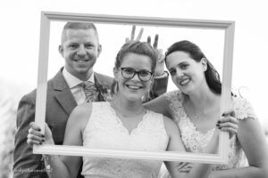 Hochzeitsfotograf im Burgenland, Eisenstadt & Neusiedlersee Ich bin Ihr Hochzeitsfotograf im Burgenland, rund um Eisenstadt und am Neusiedlersee. Mit viel Erfahrung und Liebe zum Detail halte ich die emotionalsten Momente Ihrer Hochzeit in authentischen Bildern fest. Als spezialisierter Hochzeitsfotograf am Wasser fange ich die natürliche Schönheit und Romantik Ihres großen Tages in einzigartigen Aufnahmen ein. Vertrauen Sie auf meine Expertise, um Ihre besonderen Erinnerungen perfekt festzuhalten.