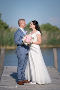Hochzeitsfotograf im Burgenland, Eisenstadt & Neusiedlersee Ich bin Ihr Hochzeitsfotograf im Burgenland, rund um Eisenstadt und am Neusiedlersee. Mit viel Erfahrung und Liebe zum Detail halte ich die emotionalsten Momente Ihrer Hochzeit in authentischen Bildern fest. Als spezialisierter Hochzeitsfotograf am Wasser fange ich die natürliche Schönheit und Romantik Ihres großen Tages in einzigartigen Aufnahmen ein. Vertrauen Sie auf meine Expertise, um Ihre besonderen Erinnerungen perfekt festzuhalten.