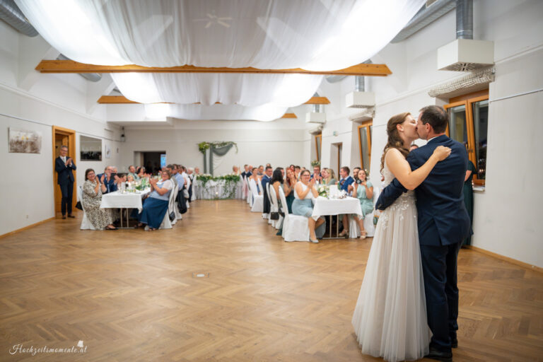 Hochzeitsfotograf Wiener Neustadt, Baden bei Wien & Umgebung Ich bin Ihr Hochzeitsfotograf in Wiener Neustadt, Baden bei Wien und der Umgebung. Mit viel Erfahrung und Liebe zum Detail halte ich die schönsten Momente Ihrer Hochzeit in authentischen, emotionalen Fotos fest. Zusätzlich können Sie im Raum Wiener Neustadt, Baden bei Wien und Umgebung eine Fotobox für Ihre Feier mieten – für noch mehr Spaß und unvergessliche Erinnerungen. Vertrauen Sie auf meine Expertise, um Ihre Hochzeitsbilder perfekt in Szene zu setzen.