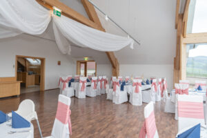 Hochzeitsfotografin mit Herz in der Nähe von Baden, Wiener Neustadt, Mödling, Wien, Perchtoldsdorf und Felixdorf Sucht ihr eine Hochzeitsfotografin mit Herz, die eure besonderen Momente in der Nähe von Baden, Wiener Neustadt oder in der Umgebung von Mödling, Wien, Perchtoldsdorf und Felixdorf festhält? Dann seid ihr hier genau richtig! Ich biete authentische und emotionale Hochzeitsfotografie, die die einzigartigen Augenblicke eurer Feier einfängt. Mit viel Leidenschaft und einem einfühlsamen Blick für Details halte ich die schönsten Erinnerungen eures großen Tages fest. Egal, ob es sich um eine romantische Zeremonie in Baden, eine Feier in Wiener Neustadt oder eine Hochzeit in der malerischen Umgebung von Mödling handelt – ich bin bereit, eure Geschichte mit meiner Kamera zu erzählen. Vertraut auf meine Erfahrung und Kreativität, um unvergessliche Erinnerungen zu schaffen, die ein Leben lang halten. Bucht jetzt eure Hochzeitsfotografin mit Herz in der Nähe von Baden, Wiener Neustadt, Mödling, Wien, Perchtoldsdorf oder Felixdorf und lasst uns gemeinsam eure Traumhochzeit festhalten! Kontaktiert mich für ein unverbindliches Angebot.