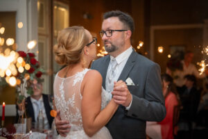 Hochzeitsfotograf Wien, Baden bei Wien & Mödling Als erfahrener Hochzeitsfotograf in Wien, Baden bei Wien, Mödling und Umgebung fange ich die schönsten Momente Ihrer Hochzeit mit authentischen, emotionalen Bildern ein. Mit viel Liebe zum Detail halte ich Ihre unvergesslichen Erinnerungen fest. Zusätzlich biete ich die Möglichkeit, eine Fotobox im Raum Wien günstig zu mieten – für noch mehr Spaß und unvergessliche Erinnerungen an Ihrem großen Tag.