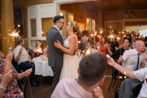 Hochzeitsfotograf Wien, Baden bei Wien & Mödling Als erfahrener Hochzeitsfotograf in Wien, Baden bei Wien, Mödling und Umgebung fange ich die schönsten Momente Ihrer Hochzeit mit authentischen, emotionalen Bildern ein. Mit viel Liebe zum Detail halte ich Ihre unvergesslichen Erinnerungen fest. Zusätzlich biete ich die Möglichkeit, eine Fotobox im Raum Wien günstig zu mieten – für noch mehr Spaß und unvergessliche Erinnerungen an Ihrem großen Tag.