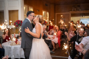 Hochzeitsfotograf Wien, Baden bei Wien & Mödling Als erfahrener Hochzeitsfotograf in Wien, Baden bei Wien, Mödling und Umgebung fange ich die schönsten Momente Ihrer Hochzeit mit authentischen, emotionalen Bildern ein. Mit viel Liebe zum Detail halte ich Ihre unvergesslichen Erinnerungen fest. Zusätzlich biete ich die Möglichkeit, eine Fotobox im Raum Wien günstig zu mieten – für noch mehr Spaß und unvergessliche Erinnerungen an Ihrem großen Tag.