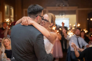 Hochzeitsfotograf Wien, Baden bei Wien & Mödling Als erfahrener Hochzeitsfotograf in Wien, Baden bei Wien, Mödling und Umgebung fange ich die schönsten Momente Ihrer Hochzeit mit authentischen, emotionalen Bildern ein. Mit viel Liebe zum Detail halte ich Ihre unvergesslichen Erinnerungen fest. Zusätzlich biete ich die Möglichkeit, eine Fotobox im Raum Wien günstig zu mieten – für noch mehr Spaß und unvergessliche Erinnerungen an Ihrem großen Tag.