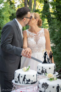 Hochzeitsfotograf Wien, Baden bei Wien & Mödling Als erfahrener Hochzeitsfotograf in Wien, Baden bei Wien, Mödling und Umgebung fange ich die schönsten Momente Ihrer Hochzeit mit authentischen, emotionalen Bildern ein. Mit viel Liebe zum Detail halte ich Ihre unvergesslichen Erinnerungen fest. Zusätzlich biete ich die Möglichkeit, eine Fotobox im Raum Wien günstig zu mieten – für noch mehr Spaß und unvergessliche Erinnerungen an Ihrem großen Tag.