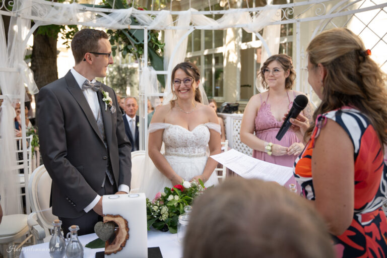 Hochzeitsfotograf Mödling, Baden bei Wien & Umgebung Als erfahrener Hochzeitsfotograf in Mödling, Baden bei Wien und Umgebung fange ich die schönsten Momente Ihres großen Tages in authentischen, emotionalen Bildern ein. Mit viel Liebe zum Detail und einem sicheren Auge für besondere Augenblicke, halte ich die unvergesslichen Erinnerungen an Ihre Hochzeit fest – ganz nach Ihren Wünschen und mit viel Herz. Vertrauen Sie auf meine jahrelange Erfahrung und lassen Sie sich von meinen Hochzeitsfotos verzaubern! Hochzeitsfotograf Wiener Neustadt, Hochzeitsfotograf Baden bei Wien, Hochzeitsfotograf Wien, Kursalon Mödling