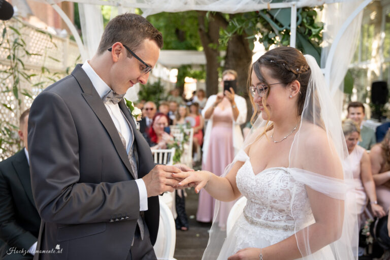 Hochzeitsfotograf Mödling, Baden bei Wien & Umgebung Als erfahrener Hochzeitsfotograf in Mödling, Baden bei Wien und Umgebung fange ich die schönsten Momente Ihres großen Tages in authentischen, emotionalen Bildern ein. Mit viel Liebe zum Detail und einem sicheren Auge für besondere Augenblicke, halte ich die unvergesslichen Erinnerungen an Ihre Hochzeit fest – ganz nach Ihren Wünschen und mit viel Herz. Vertrauen Sie auf meine jahrelange Erfahrung und lassen Sie sich von meinen Hochzeitsfotos verzaubern! Hochzeitsfotograf Wiener Neustadt, Hochzeitsfotograf Baden bei Wien, Hochzeitsfotograf Wien, Kursalon Mödling