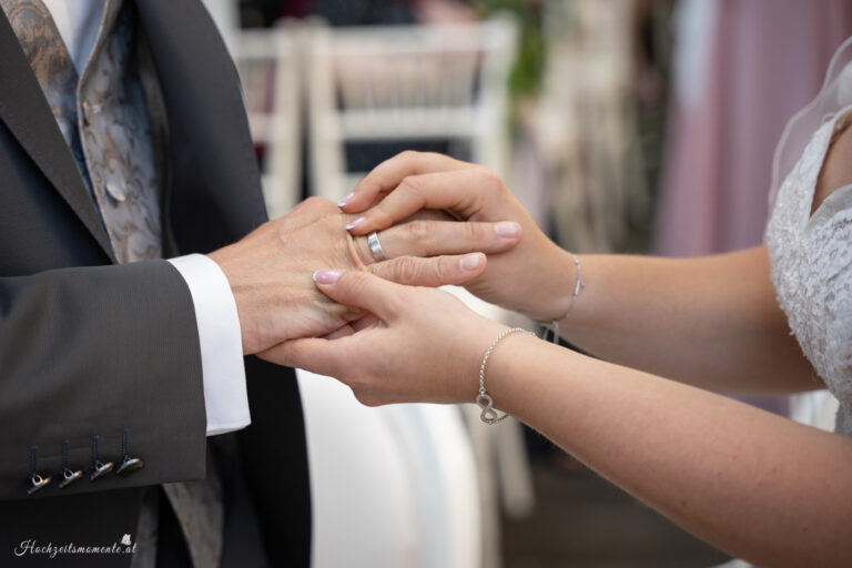 Hochzeitsfotograf Mödling, Baden bei Wien & Umgebung Als erfahrener Hochzeitsfotograf in Mödling, Baden bei Wien und Umgebung fange ich die schönsten Momente Ihres großen Tages in authentischen, emotionalen Bildern ein. Mit viel Liebe zum Detail und einem sicheren Auge für besondere Augenblicke, halte ich die unvergesslichen Erinnerungen an Ihre Hochzeit fest – ganz nach Ihren Wünschen und mit viel Herz. Vertrauen Sie auf meine jahrelange Erfahrung und lassen Sie sich von meinen Hochzeitsfotos verzaubern! Hochzeitsfotograf Wiener Neustadt, Hochzeitsfotograf Baden bei Wien, Hochzeitsfotograf Wien, Kursalon Mödling
