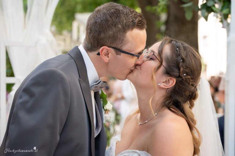 Hochzeitsfotograf Mödling, Baden bei Wien & Umgebung Als erfahrener Hochzeitsfotograf in Mödling, Baden bei Wien und Umgebung fange ich die schönsten Momente Ihres großen Tages in authentischen, emotionalen Bildern ein. Mit viel Liebe zum Detail und einem sicheren Auge für besondere Augenblicke, halte ich die unvergesslichen Erinnerungen an Ihre Hochzeit fest – ganz nach Ihren Wünschen und mit viel Herz. Vertrauen Sie auf meine jahrelange Erfahrung und lassen Sie sich von meinen Hochzeitsfotos verzaubern! Hochzeitsfotograf Wiener Neustadt, Hochzeitsfotograf Baden bei Wien, Hochzeitsfotograf Wien, Kursalon Mödling