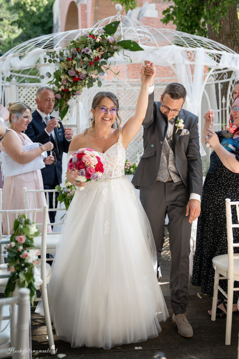 Hochzeitsfotograf Mödling, Baden bei Wien & Umgebung Als erfahrener Hochzeitsfotograf in Mödling, Baden bei Wien und Umgebung fange ich die schönsten Momente Ihres großen Tages in authentischen, emotionalen Bildern ein. Mit viel Liebe zum Detail und einem sicheren Auge für besondere Augenblicke, halte ich die unvergesslichen Erinnerungen an Ihre Hochzeit fest – ganz nach Ihren Wünschen und mit viel Herz. Vertrauen Sie auf meine jahrelange Erfahrung und lassen Sie sich von meinen Hochzeitsfotos verzaubern! Hochzeitsfotograf Wiener Neustadt, Hochzeitsfotograf Baden bei Wien, Hochzeitsfotograf Wien, Kursalon Mödling