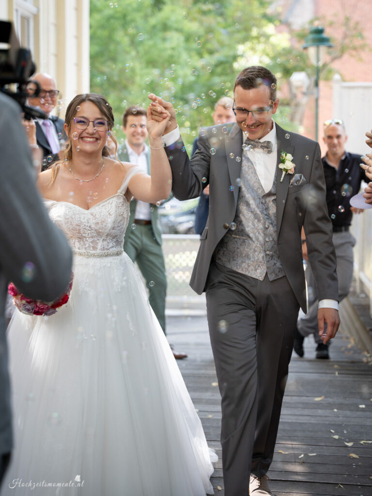 Hochzeitsfotograf Mödling, Baden bei Wien & Umgebung Als erfahrener Hochzeitsfotograf in Mödling, Baden bei Wien und Umgebung fange ich die schönsten Momente Ihres großen Tages in authentischen, emotionalen Bildern ein. Mit viel Liebe zum Detail und einem sicheren Auge für besondere Augenblicke, halte ich die unvergesslichen Erinnerungen an Ihre Hochzeit fest – ganz nach Ihren Wünschen und mit viel Herz. Vertrauen Sie auf meine jahrelange Erfahrung und lassen Sie sich von meinen Hochzeitsfotos verzaubern! Hochzeitsfotograf Wiener Neustadt, Hochzeitsfotograf Baden bei Wien, Hochzeitsfotograf Wien, Kursalon Mödling