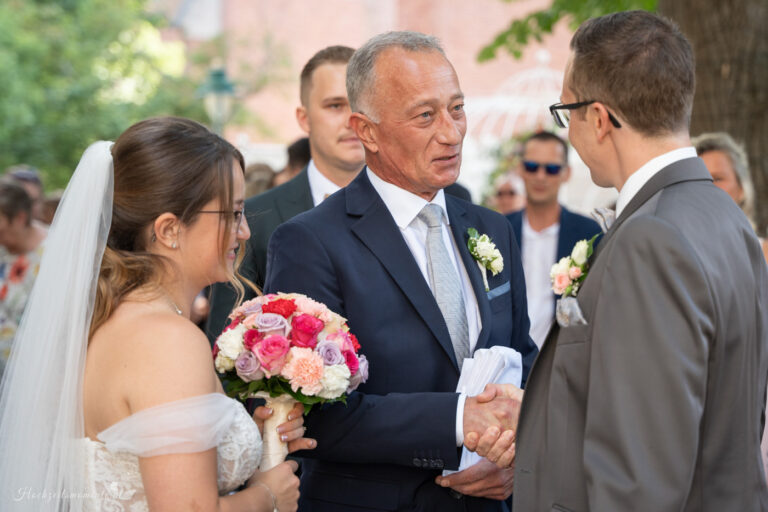 Hochzeitsfotograf Mödling, Baden bei Wien & Umgebung Als erfahrener Hochzeitsfotograf in Mödling, Baden bei Wien und Umgebung fange ich die schönsten Momente Ihres großen Tages in authentischen, emotionalen Bildern ein. Mit viel Liebe zum Detail und einem sicheren Auge für besondere Augenblicke, halte ich die unvergesslichen Erinnerungen an Ihre Hochzeit fest – ganz nach Ihren Wünschen und mit viel Herz. Vertrauen Sie auf meine jahrelange Erfahrung und lassen Sie sich von meinen Hochzeitsfotos verzaubern! Hochzeitsfotograf Wiener Neustadt, Hochzeitsfotograf Baden bei Wien, Hochzeitsfotograf Wien, Kursalon Mödling