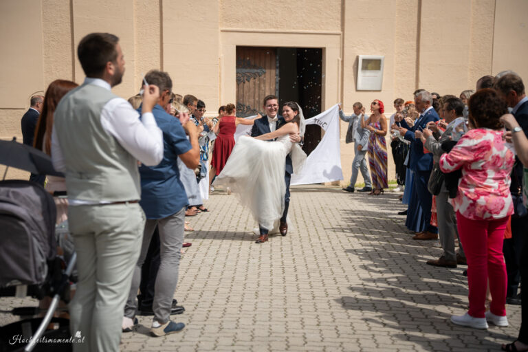 Hochzeitsfotograf Wiener Neustadt, Baden bei Wien & Umgebung Ich bin Ihr Hochzeitsfotograf in Wiener Neustadt, Baden bei Wien und der Umgebung. Mit viel Erfahrung und Liebe zum Detail halte ich die schönsten Momente Ihrer Hochzeit in authentischen, emotionalen Fotos fest. Zusätzlich können Sie im Raum Wiener Neustadt, Baden bei Wien und Umgebung eine Fotobox für Ihre Feier mieten – für noch mehr Spaß und unvergessliche Erinnerungen. Vertrauen Sie auf meine Expertise, um Ihre Hochzeitsbilder perfekt in Szene zu setzen.