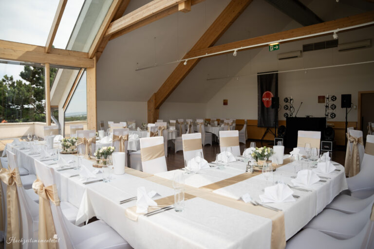 Hochzeitsfotograf Wiener Neustadt, Baden bei Wien & Umgebung Ich bin Ihr Hochzeitsfotograf in Wiener Neustadt, Baden bei Wien und der Umgebung. Mit viel Erfahrung und Liebe zum Detail halte ich die schönsten Momente Ihrer Hochzeit in authentischen, emotionalen Fotos fest. Zusätzlich können Sie im Raum Wiener Neustadt, Baden bei Wien und Umgebung eine Fotobox für Ihre Feier mieten – für noch mehr Spaß und unvergessliche Erinnerungen. Vertrauen Sie auf meine Expertise, um Ihre Hochzeitsbilder perfekt in Szene zu setzen.
