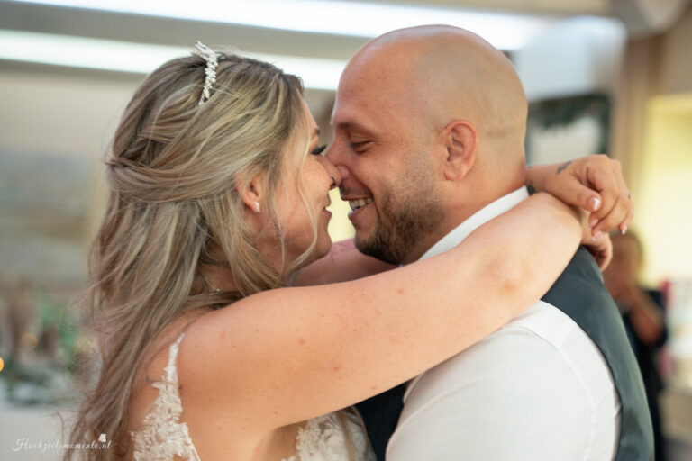 Hochzeitsfotograf Wien, Baden bei Wien & Mödling Als erfahrener Hochzeitsfotograf in Wien, Baden bei Wien, Mödling und Umgebung fange ich die schönsten Momente Ihrer Hochzeit mit authentischen, emotionalen Bildern ein. Mit viel Liebe zum Detail halte ich Ihre unvergesslichen Erinnerungen fest. Zusätzlich biete ich die Möglichkeit, eine Fotobox im Raum Wien günstig zu mieten – für noch mehr Spaß und unvergessliche Erinnerungen an Ihrem großen Tag.