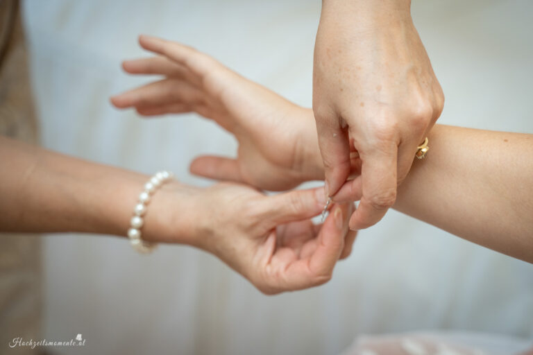 Hochzeitsfotograf Wiener Neustadt, Baden bei Wien & Umgebung Ich bin Ihr Hochzeitsfotograf in Wiener Neustadt, Baden bei Wien und der Umgebung. Mit viel Erfahrung und Liebe zum Detail halte ich die schönsten Momente Ihrer Hochzeit in authentischen, emotionalen Fotos fest. Zusätzlich können Sie im Raum Wiener Neustadt, Baden bei Wien und Umgebung eine Fotobox für Ihre Feier mieten – für noch mehr Spaß und unvergessliche Erinnerungen. Vertrauen Sie auf meine Expertise, um Ihre Hochzeitsbilder perfekt in Szene zu setzen.