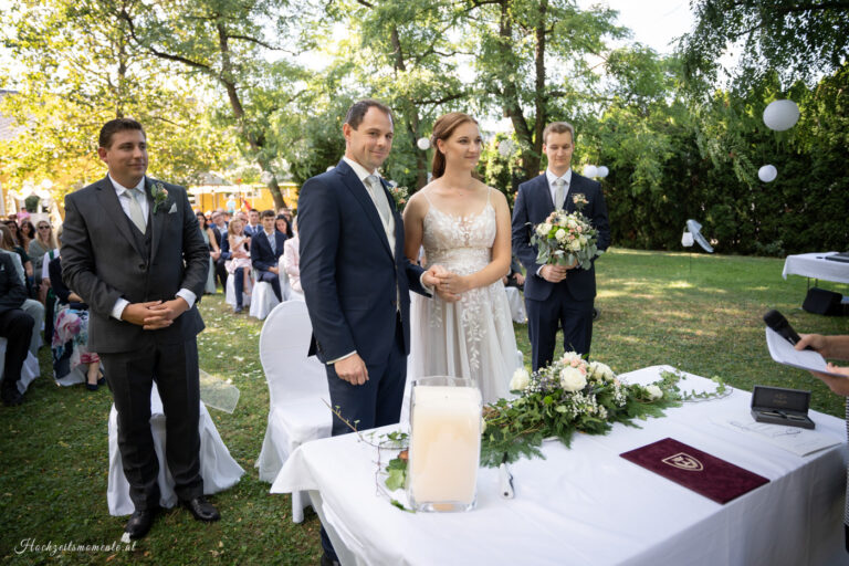 Hochzeitsfotograf Wiener Neustadt, Baden bei Wien & Umgebung Ich bin Ihr Hochzeitsfotograf in Wiener Neustadt, Baden bei Wien und der Umgebung. Mit viel Erfahrung und Liebe zum Detail halte ich die schönsten Momente Ihrer Hochzeit in authentischen, emotionalen Fotos fest. Zusätzlich können Sie im Raum Wiener Neustadt, Baden bei Wien und Umgebung eine Fotobox für Ihre Feier mieten – für noch mehr Spaß und unvergessliche Erinnerungen. Vertrauen Sie auf meine Expertise, um Ihre Hochzeitsbilder perfekt in Szene zu setzen.
