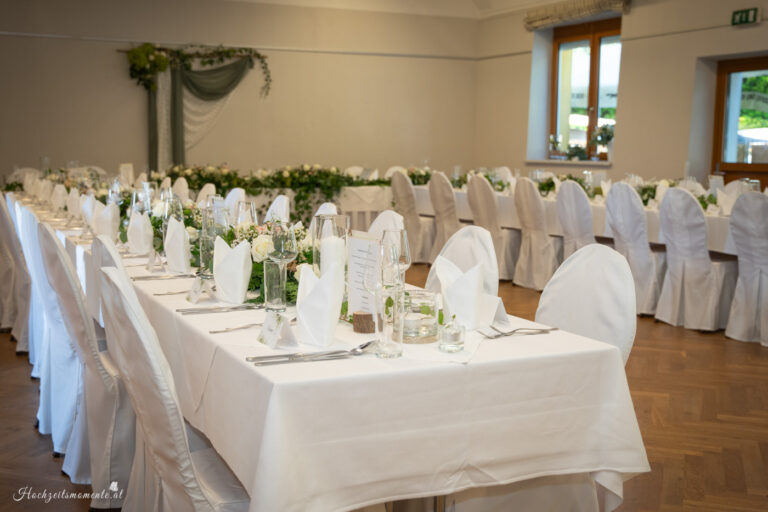 Hochzeitsfotograf Wiener Neustadt, Baden bei Wien & Umgebung Ich bin Ihr Hochzeitsfotograf in Wiener Neustadt, Baden bei Wien und der Umgebung. Mit viel Erfahrung und Liebe zum Detail halte ich die schönsten Momente Ihrer Hochzeit in authentischen, emotionalen Fotos fest. Zusätzlich können Sie im Raum Wiener Neustadt, Baden bei Wien und Umgebung eine Fotobox für Ihre Feier mieten – für noch mehr Spaß und unvergessliche Erinnerungen. Vertrauen Sie auf meine Expertise, um Ihre Hochzeitsbilder perfekt in Szene zu setzen.