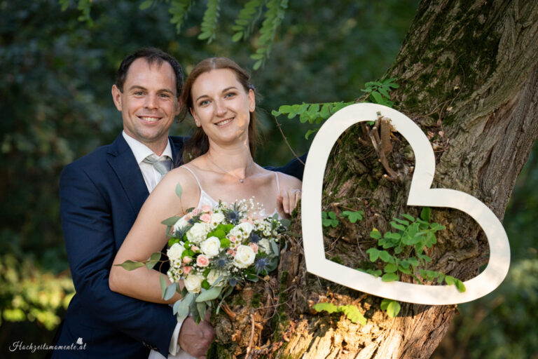 Hochzeitsfotograf Wiener Neustadt, Baden bei Wien & Umgebung Ich bin Ihr Hochzeitsfotograf in Wiener Neustadt, Baden bei Wien und der Umgebung. Mit viel Erfahrung und Liebe zum Detail halte ich die schönsten Momente Ihrer Hochzeit in authentischen, emotionalen Fotos fest. Zusätzlich können Sie im Raum Wiener Neustadt, Baden bei Wien und Umgebung eine Fotobox für Ihre Feier mieten – für noch mehr Spaß und unvergessliche Erinnerungen. Vertrauen Sie auf meine Expertise, um Ihre Hochzeitsbilder perfekt in Szene zu setzen.