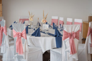 Hochzeitsfotografin mit Herz in der Nähe von Baden, Wiener Neustadt, Mödling, Wien, Perchtoldsdorf und Felixdorf Sucht ihr eine Hochzeitsfotografin mit Herz, die eure besonderen Momente in der Nähe von Baden, Wiener Neustadt oder in der Umgebung von Mödling, Wien, Perchtoldsdorf und Felixdorf festhält? Dann seid ihr hier genau richtig! Ich biete authentische und emotionale Hochzeitsfotografie, die die einzigartigen Augenblicke eurer Feier einfängt. Mit viel Leidenschaft und einem einfühlsamen Blick für Details halte ich die schönsten Erinnerungen eures großen Tages fest. Egal, ob es sich um eine romantische Zeremonie in Baden, eine Feier in Wiener Neustadt oder eine Hochzeit in der malerischen Umgebung von Mödling handelt – ich bin bereit, eure Geschichte mit meiner Kamera zu erzählen. Vertraut auf meine Erfahrung und Kreativität, um unvergessliche Erinnerungen zu schaffen, die ein Leben lang halten. Bucht jetzt eure Hochzeitsfotografin mit Herz in der Nähe von Baden, Wiener Neustadt, Mödling, Wien, Perchtoldsdorf oder Felixdorf und lasst uns gemeinsam eure Traumhochzeit festhalten! Kontaktiert mich für ein unverbindliches Angebot.