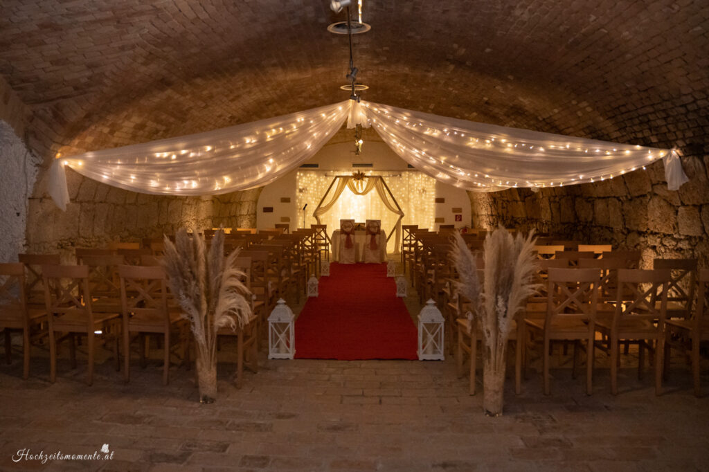 Hochzeitsfotografin mit Herz in der Nähe von Baden, Wiener Neustadt, Mödling, Wien, Perchtoldsdorf und Felixdorf Sucht ihr eine Hochzeitsfotografin mit Herz, die eure besonderen Momente in der Nähe von Baden, Wiener Neustadt oder in der Umgebung von Mödling, Wien, Perchtoldsdorf und Felixdorf festhält? Dann seid ihr hier genau richtig! Ich biete authentische und emotionale Hochzeitsfotografie, die die einzigartigen Augenblicke eurer Feier einfängt. Mit viel Leidenschaft und einem einfühlsamen Blick für Details halte ich die schönsten Erinnerungen eures großen Tages fest. Egal, ob es sich um eine romantische Zeremonie in Baden, eine Feier in Wiener Neustadt oder eine Hochzeit in der malerischen Umgebung von Mödling handelt – ich bin bereit, eure Geschichte mit meiner Kamera zu erzählen. Vertraut auf meine Erfahrung und Kreativität, um unvergessliche Erinnerungen zu schaffen, die ein Leben lang halten. Bucht jetzt eure Hochzeitsfotografin mit Herz in der Nähe von Baden, Wiener Neustadt, Mödling, Wien, Perchtoldsdorf oder Felixdorf und lasst uns gemeinsam eure Traumhochzeit festhalten! Kontaktiert mich für ein unverbindliches Angebot. Wertek, Weingut Schlssberg in Bad Vöslau