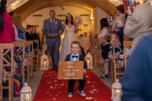 Hochzeitsfotografin in der Nähe von Baden und Wiener Neustadt Suchen Sie eine Hochzeitsfotografin in der Nähe von Baden oder Wiener Neustadt? Ich biete authentische und lebendige Fotos, die ungestellte Momente einfangen und Erinnerungen für die Ewigkeit schaffen. Mein Ziel ist es, einmalige und einzigartige Erinnerungen zu schaffen, die die Emotionen und die Schönheit Ihres besonderen Tages widerspiegeln. Mit einem Fokus auf ungestellte Aufnahmen halte ich die besonderen Augenblicke fest, die oft im Trubel des Tages übersehen werden. Jedes Lächeln, jede Träne der Freude und jede Umarmung wird in lebendigen Bildern festgehalten, die Sie ein Leben lang begleiten werden. Lassen Sie uns gemeinsam Ihre Geschichte erzählen und die besonderen Momente Ihrer Hochzeit für die Ewigkeit festhalten. Kontaktieren Sie mich, um mehr über meine Dienstleistungen als Hochzeitsfotografin in der Nähe von Baden und Wiener Neustadt zu erfahren! Hochzeitsfotografin in ganz Österreich – Authentische Hochzeitsfotos für euren besonderen Tag Als erfahrene Hochzeitsfotografin bin ich in ganz Österreich für euch im Einsatz. Ich habe bereits zahlreiche Hochzeiten in der Steiermark, im Burgenland und in vielen anderen Bundesländern begleitet. Egal, wo eure Traumhochzeit stattfindet – ich komme gerne zu euch und halte die besonderen Momente eures großen Tages fest. Meine Leidenschaft liegt darin, authentische Hochzeitsfotos zu erstellen, die die Emotionen und die einzigartigen Augenblicke eurer Feier einfangen. Jedes Lächeln, jede Träne der Freude und jede liebevolle Geste werden in lebendigen Bildern festgehalten, die euch ein Leben lang begleiten. Vertraut auf meine Erfahrung und Kreativität, um eure Hochzeit unvergesslich zu machen. Kontaktiert mich, um mehr über meine Dienstleistungen als Hochzeitsfotografin in ganz Österreich zu erfahren!