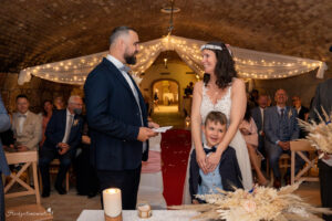 Hochzeitsfotografin in der Nähe von Baden und Wiener Neustadt Suchen Sie eine Hochzeitsfotografin in der Nähe von Baden oder Wiener Neustadt? Ich biete authentische und lebendige Fotos, die ungestellte Momente einfangen und Erinnerungen für die Ewigkeit schaffen. Mein Ziel ist es, einmalige und einzigartige Erinnerungen zu schaffen, die die Emotionen und die Schönheit Ihres besonderen Tages widerspiegeln. Mit einem Fokus auf ungestellte Aufnahmen halte ich die besonderen Augenblicke fest, die oft im Trubel des Tages übersehen werden. Jedes Lächeln, jede Träne der Freude und jede Umarmung wird in lebendigen Bildern festgehalten, die Sie ein Leben lang begleiten werden. Lassen Sie uns gemeinsam Ihre Geschichte erzählen und die besonderen Momente Ihrer Hochzeit für die Ewigkeit festhalten. Kontaktieren Sie mich, um mehr über meine Dienstleistungen als Hochzeitsfotografin in der Nähe von Baden und Wiener Neustadt zu erfahren! Hochzeitsfotografin in ganz Österreich – Authentische Hochzeitsfotos für euren besonderen Tag Als erfahrene Hochzeitsfotografin bin ich in ganz Österreich für euch im Einsatz. Ich habe bereits zahlreiche Hochzeiten in der Steiermark, im Burgenland und in vielen anderen Bundesländern begleitet. Egal, wo eure Traumhochzeit stattfindet – ich komme gerne zu euch und halte die besonderen Momente eures großen Tages fest. Meine Leidenschaft liegt darin, authentische Hochzeitsfotos zu erstellen, die die Emotionen und die einzigartigen Augenblicke eurer Feier einfangen. Jedes Lächeln, jede Träne der Freude und jede liebevolle Geste werden in lebendigen Bildern festgehalten, die euch ein Leben lang begleiten. Vertraut auf meine Erfahrung und Kreativität, um eure Hochzeit unvergesslich zu machen. Kontaktiert mich, um mehr über meine Dienstleistungen als Hochzeitsfotografin in ganz Österreich zu erfahren!