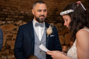 Hochzeitsfotografin mit Herz in der Nähe von Baden, Wiener Neustadt, Mödling, Wien, Perchtoldsdorf und Felixdorf Sucht ihr eine Hochzeitsfotografin mit Herz, die eure besonderen Momente in der Nähe von Baden, Wiener Neustadt oder in der Umgebung von Mödling, Wien, Perchtoldsdorf und Felixdorf festhält? Dann seid ihr hier genau richtig! Ich biete authentische und emotionale Hochzeitsfotografie, die die einzigartigen Augenblicke eurer Feier einfängt. Mit viel Leidenschaft und einem einfühlsamen Blick für Details halte ich die schönsten Erinnerungen eures großen Tages fest. Egal, ob es sich um eine romantische Zeremonie in Baden, eine Feier in Wiener Neustadt oder eine Hochzeit in der malerischen Umgebung von Mödling handelt – ich bin bereit, eure Geschichte mit meiner Kamera zu erzählen. Vertraut auf meine Erfahrung und Kreativität, um unvergessliche Erinnerungen zu schaffen, die ein Leben lang halten. Bucht jetzt eure Hochzeitsfotografin mit Herz in der Nähe von Baden, Wiener Neustadt, Mödling, Wien, Perchtoldsdorf oder Felixdorf und lasst uns gemeinsam eure Traumhochzeit festhalten! Kontaktiert mich für ein unverbindliches Angebot.