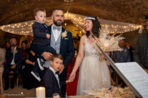 Hochzeitsfotografin in der Nähe von Baden und Wiener Neustadt Suchen Sie eine Hochzeitsfotografin in der Nähe von Baden oder Wiener Neustadt? Ich biete authentische und lebendige Fotos, die ungestellte Momente einfangen und Erinnerungen für die Ewigkeit schaffen. Mein Ziel ist es, einmalige und einzigartige Erinnerungen zu schaffen, die die Emotionen und die Schönheit Ihres besonderen Tages widerspiegeln. Mit einem Fokus auf ungestellte Aufnahmen halte ich die besonderen Augenblicke fest, die oft im Trubel des Tages übersehen werden. Jedes Lächeln, jede Träne der Freude und jede Umarmung wird in lebendigen Bildern festgehalten, die Sie ein Leben lang begleiten werden. Lassen Sie uns gemeinsam Ihre Geschichte erzählen und die besonderen Momente Ihrer Hochzeit für die Ewigkeit festhalten. Kontaktieren Sie mich, um mehr über meine Dienstleistungen als Hochzeitsfotografin in der Nähe von Baden und Wiener Neustadt zu erfahren! Hochzeitsfotografin in ganz Österreich – Authentische Hochzeitsfotos für euren besonderen Tag Als erfahrene Hochzeitsfotografin bin ich in ganz Österreich für euch im Einsatz. Ich habe bereits zahlreiche Hochzeiten in der Steiermark, im Burgenland und in vielen anderen Bundesländern begleitet. Egal, wo eure Traumhochzeit stattfindet – ich komme gerne zu euch und halte die besonderen Momente eures großen Tages fest. Meine Leidenschaft liegt darin, authentische Hochzeitsfotos zu erstellen, die die Emotionen und die einzigartigen Augenblicke eurer Feier einfangen. Jedes Lächeln, jede Träne der Freude und jede liebevolle Geste werden in lebendigen Bildern festgehalten, die euch ein Leben lang begleiten. Vertraut auf meine Erfahrung und Kreativität, um eure Hochzeit unvergesslich zu machen. Kontaktiert mich, um mehr über meine Dienstleistungen als Hochzeitsfotografin in ganz Österreich zu erfahren!