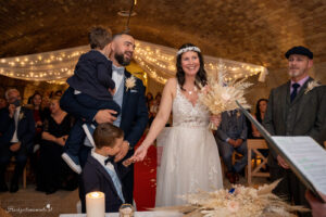 Hochzeitsfotografin in der Nähe von Baden, Wiener Neustadt und Wien – Unvergessliche Erinnerungen festhalten Sucht ihr eine talentierte Hochzeitsfotografin in der Nähe von Baden? Oder vielleicht eine Hochzeitsfotografin in der Umgebung von Wiener Neustadt und Wien? Dann seid ihr hier genau richtig! Ich biete professionelle Hochzeitsfotografie, die eure besonderen Momente in authentischen und lebendigen Bildern festhält. Als erfahrene Hochzeitsfotografin im Bezirk Mödling und darüber hinaus, verstehe ich, wie wichtig es ist, die Emotionen und einzigartigen Augenblicke eurer Hochzeit einzufangen. Egal, ob ihr eine romantische Feier in Baden, eine traumhafte Hochzeit in Wiener Neustadt oder eine elegante Zeremonie in Wien plant – ich bin bereit, eure Geschichte mit meiner Kamera zu erzählen. Bucht jetzt eure Hochzeitsfotografin in der Nähe von Baden, Wiener Neustadt oder im Bezirk Mödling und sichert euch unvergessliche Erinnerungen für die Ewigkeit. Kontaktiert mich für ein unverbindliches Angebot und lasst uns gemeinsam eure Traumhochzeit festhalten!