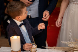 Hochzeitsfotografin mit Herz in der Nähe von Baden, Wiener Neustadt, Mödling, Wien, Perchtoldsdorf und Felixdorf Sucht ihr eine Hochzeitsfotografin mit Herz, die eure besonderen Momente in der Nähe von Baden, Wiener Neustadt oder in der Umgebung von Mödling, Wien, Perchtoldsdorf und Felixdorf festhält? Dann seid ihr hier genau richtig! Ich biete authentische und emotionale Hochzeitsfotografie, die die einzigartigen Augenblicke eurer Feier einfängt. Mit viel Leidenschaft und einem einfühlsamen Blick für Details halte ich die schönsten Erinnerungen eures großen Tages fest. Egal, ob es sich um eine romantische Zeremonie in Baden, eine Feier in Wiener Neustadt oder eine Hochzeit in der malerischen Umgebung von Mödling handelt – ich bin bereit, eure Geschichte mit meiner Kamera zu erzählen. Vertraut auf meine Erfahrung und Kreativität, um unvergessliche Erinnerungen zu schaffen, die ein Leben lang halten. Bucht jetzt eure Hochzeitsfotografin mit Herz in der Nähe von Baden, Wiener Neustadt, Mödling, Wien, Perchtoldsdorf oder Felixdorf und lasst uns gemeinsam eure Traumhochzeit festhalten! Kontaktiert mich für ein unverbindliches Angebot.