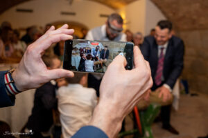 Hochzeitsfotografin in der Nähe von Baden und Wiener Neustadt Suchen Sie eine Hochzeitsfotografin in der Nähe von Baden oder Wiener Neustadt? Ich biete authentische und lebendige Fotos, die ungestellte Momente einfangen und Erinnerungen für die Ewigkeit schaffen. Mein Ziel ist es, einmalige und einzigartige Erinnerungen zu schaffen, die die Emotionen und die Schönheit Ihres besonderen Tages widerspiegeln. Mit einem Fokus auf ungestellte Aufnahmen halte ich die besonderen Augenblicke fest, die oft im Trubel des Tages übersehen werden. Jedes Lächeln, jede Träne der Freude und jede Umarmung wird in lebendigen Bildern festgehalten, die Sie ein Leben lang begleiten werden. Lassen Sie uns gemeinsam Ihre Geschichte erzählen und die besonderen Momente Ihrer Hochzeit für die Ewigkeit festhalten. Kontaktieren Sie mich, um mehr über meine Dienstleistungen als Hochzeitsfotografin in der Nähe von Baden und Wiener Neustadt zu erfahren! Hochzeitsfotografin in ganz Österreich – Authentische Hochzeitsfotos für euren besonderen Tag Als erfahrene Hochzeitsfotografin bin ich in ganz Österreich für euch im Einsatz. Ich habe bereits zahlreiche Hochzeiten in der Steiermark, im Burgenland und in vielen anderen Bundesländern begleitet. Egal, wo eure Traumhochzeit stattfindet – ich komme gerne zu euch und halte die besonderen Momente eures großen Tages fest. Meine Leidenschaft liegt darin, authentische Hochzeitsfotos zu erstellen, die die Emotionen und die einzigartigen Augenblicke eurer Feier einfangen. Jedes Lächeln, jede Träne der Freude und jede liebevolle Geste werden in lebendigen Bildern festgehalten, die euch ein Leben lang begleiten. Vertraut auf meine Erfahrung und Kreativität, um eure Hochzeit unvergesslich zu machen. Kontaktiert mich, um mehr über meine Dienstleistungen als Hochzeitsfotografin in ganz Österreich zu erfahren!