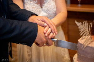 Hochzeitsfotografin mit Herz in der Nähe von Baden, Wiener Neustadt, Mödling, Wien, Perchtoldsdorf und Felixdorf Sucht ihr eine Hochzeitsfotografin mit Herz, die eure besonderen Momente in der Nähe von Baden, Wiener Neustadt oder in der Umgebung von Mödling, Wien, Perchtoldsdorf und Felixdorf festhält? Dann seid ihr hier genau richtig! Ich biete authentische und emotionale Hochzeitsfotografie, die die einzigartigen Augenblicke eurer Feier einfängt. Mit viel Leidenschaft und einem einfühlsamen Blick für Details halte ich die schönsten Erinnerungen eures großen Tages fest. Egal, ob es sich um eine romantische Zeremonie in Baden, eine Feier in Wiener Neustadt oder eine Hochzeit in der malerischen Umgebung von Mödling handelt – ich bin bereit, eure Geschichte mit meiner Kamera zu erzählen. Vertraut auf meine Erfahrung und Kreativität, um unvergessliche Erinnerungen zu schaffen, die ein Leben lang halten. Bucht jetzt eure Hochzeitsfotografin mit Herz in der Nähe von Baden, Wiener Neustadt, Mödling, Wien, Perchtoldsdorf oder Felixdorf und lasst uns gemeinsam eure Traumhochzeit festhalten! Kontaktiert mich für ein unverbindliches Angebot.