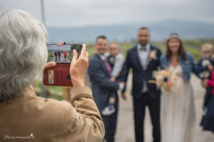 Hochzeitsfotografin in der Nähe von Baden und Wiener Neustadt Suchen Sie eine Hochzeitsfotografin in der Nähe von Baden oder Wiener Neustadt? Ich biete authentische und lebendige Fotos, die ungestellte Momente einfangen und Erinnerungen für die Ewigkeit schaffen. Mein Ziel ist es, einmalige und einzigartige Erinnerungen zu schaffen, die die Emotionen und die Schönheit Ihres besonderen Tages widerspiegeln. Mit einem Fokus auf ungestellte Aufnahmen halte ich die besonderen Augenblicke fest, die oft im Trubel des Tages übersehen werden. Jedes Lächeln, jede Träne der Freude und jede Umarmung wird in lebendigen Bildern festgehalten, die Sie ein Leben lang begleiten werden. Lassen Sie uns gemeinsam Ihre Geschichte erzählen und die besonderen Momente Ihrer Hochzeit für die Ewigkeit festhalten. Kontaktieren Sie mich, um mehr über meine Dienstleistungen als Hochzeitsfotografin in der Nähe von Baden und Wiener Neustadt zu erfahren! Hochzeitsfotografin in ganz Österreich – Authentische Hochzeitsfotos für euren besonderen Tag Als erfahrene Hochzeitsfotografin bin ich in ganz Österreich für euch im Einsatz. Ich habe bereits zahlreiche Hochzeiten in der Steiermark, im Burgenland und in vielen anderen Bundesländern begleitet. Egal, wo eure Traumhochzeit stattfindet – ich komme gerne zu euch und halte die besonderen Momente eures großen Tages fest. Meine Leidenschaft liegt darin, authentische Hochzeitsfotos zu erstellen, die die Emotionen und die einzigartigen Augenblicke eurer Feier einfangen. Jedes Lächeln, jede Träne der Freude und jede liebevolle Geste werden in lebendigen Bildern festgehalten, die euch ein Leben lang begleiten. Vertraut auf meine Erfahrung und Kreativität, um eure Hochzeit unvergesslich zu machen. Kontaktiert mich, um mehr über meine Dienstleistungen als Hochzeitsfotografin in ganz Österreich zu erfahren!
