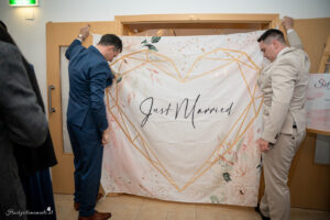 Hochzeitsfotografin mit Herz in der Nähe von Baden, Wiener Neustadt, Mödling, Wien, Perchtoldsdorf und Felixdorf Sucht ihr eine Hochzeitsfotografin mit Herz, die eure besonderen Momente in der Nähe von Baden, Wiener Neustadt oder in der Umgebung von Mödling, Wien, Perchtoldsdorf und Felixdorf festhält? Dann seid ihr hier genau richtig! Ich biete authentische und emotionale Hochzeitsfotografie, die die einzigartigen Augenblicke eurer Feier einfängt. Mit viel Leidenschaft und einem einfühlsamen Blick für Details halte ich die schönsten Erinnerungen eures großen Tages fest. Egal, ob es sich um eine romantische Zeremonie in Baden, eine Feier in Wiener Neustadt oder eine Hochzeit in der malerischen Umgebung von Mödling handelt – ich bin bereit, eure Geschichte mit meiner Kamera zu erzählen. Vertraut auf meine Erfahrung und Kreativität, um unvergessliche Erinnerungen zu schaffen, die ein Leben lang halten. Bucht jetzt eure Hochzeitsfotografin mit Herz in der Nähe von Baden, Wiener Neustadt, Mödling, Wien, Perchtoldsdorf oder Felixdorf und lasst uns gemeinsam eure Traumhochzeit festhalten! Kontaktiert mich für ein unverbindliches Angebot.