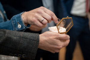 Hochzeitsfotografin in der Nähe von Baden, Wiener Neustadt und Wien – Unvergessliche Erinnerungen festhalten Sucht ihr eine talentierte Hochzeitsfotografin in der Nähe von Baden? Oder vielleicht eine Hochzeitsfotografin in der Umgebung von Wiener Neustadt und Wien? Dann seid ihr hier genau richtig! Ich biete professionelle Hochzeitsfotografie, die eure besonderen Momente in authentischen und lebendigen Bildern festhält. Als erfahrene Hochzeitsfotografin im Bezirk Mödling und darüber hinaus, verstehe ich, wie wichtig es ist, die Emotionen und einzigartigen Augenblicke eurer Hochzeit einzufangen. Egal, ob ihr eine romantische Feier in Baden, eine traumhafte Hochzeit in Wiener Neustadt oder eine elegante Zeremonie in Wien plant – ich bin bereit, eure Geschichte mit meiner Kamera zu erzählen. Bucht jetzt eure Hochzeitsfotografin in der Nähe von Baden, Wiener Neustadt oder im Bezirk Mödling und sichert euch unvergessliche Erinnerungen für die Ewigkeit. Kontaktiert mich für ein unverbindliches Angebot und lasst uns gemeinsam eure Traumhochzeit festhalten!