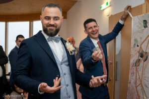Hochzeitsfotografin in der Nähe von Baden und Wiener Neustadt Suchen Sie eine Hochzeitsfotografin in der Nähe von Baden oder Wiener Neustadt? Ich biete authentische und lebendige Fotos, die ungestellte Momente einfangen und Erinnerungen für die Ewigkeit schaffen. Mein Ziel ist es, einmalige und einzigartige Erinnerungen zu schaffen, die die Emotionen und die Schönheit Ihres besonderen Tages widerspiegeln. Mit einem Fokus auf ungestellte Aufnahmen halte ich die besonderen Augenblicke fest, die oft im Trubel des Tages übersehen werden. Jedes Lächeln, jede Träne der Freude und jede Umarmung wird in lebendigen Bildern festgehalten, die Sie ein Leben lang begleiten werden. Lassen Sie uns gemeinsam Ihre Geschichte erzählen und die besonderen Momente Ihrer Hochzeit für die Ewigkeit festhalten. Kontaktieren Sie mich, um mehr über meine Dienstleistungen als Hochzeitsfotografin in der Nähe von Baden und Wiener Neustadt zu erfahren! Hochzeitsfotografin in ganz Österreich – Authentische Hochzeitsfotos für euren besonderen Tag Als erfahrene Hochzeitsfotografin bin ich in ganz Österreich für euch im Einsatz. Ich habe bereits zahlreiche Hochzeiten in der Steiermark, im Burgenland und in vielen anderen Bundesländern begleitet. Egal, wo eure Traumhochzeit stattfindet – ich komme gerne zu euch und halte die besonderen Momente eures großen Tages fest. Meine Leidenschaft liegt darin, authentische Hochzeitsfotos zu erstellen, die die Emotionen und die einzigartigen Augenblicke eurer Feier einfangen. Jedes Lächeln, jede Träne der Freude und jede liebevolle Geste werden in lebendigen Bildern festgehalten, die euch ein Leben lang begleiten. Vertraut auf meine Erfahrung und Kreativität, um eure Hochzeit unvergesslich zu machen. Kontaktiert mich, um mehr über meine Dienstleistungen als Hochzeitsfotografin in ganz Österreich zu erfahren!