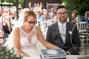 Hochzeitsfotograf Wien, Baden bei Wien & Mödling Als erfahrener Hochzeitsfotograf in Wien, Baden bei Wien, Mödling und Umgebung fange ich die schönsten Momente Ihrer Hochzeit mit authentischen, emotionalen Bildern ein. Mit viel Liebe zum Detail halte ich Ihre unvergesslichen Erinnerungen fest. Zusätzlich biete ich die Möglichkeit, eine Fotobox im Raum Wien günstig zu mieten – für noch mehr Spaß und unvergessliche Erinnerungen an Ihrem großen Tag.