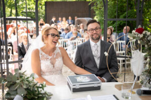 Hochzeitsfotograf Wien, Baden bei Wien & Mödling Als erfahrener Hochzeitsfotograf in Wien, Baden bei Wien, Mödling und Umgebung fange ich die schönsten Momente Ihrer Hochzeit mit authentischen, emotionalen Bildern ein. Mit viel Liebe zum Detail halte ich Ihre unvergesslichen Erinnerungen fest. Zusätzlich biete ich die Möglichkeit, eine Fotobox im Raum Wien günstig zu mieten – für noch mehr Spaß und unvergessliche Erinnerungen an Ihrem großen Tag.