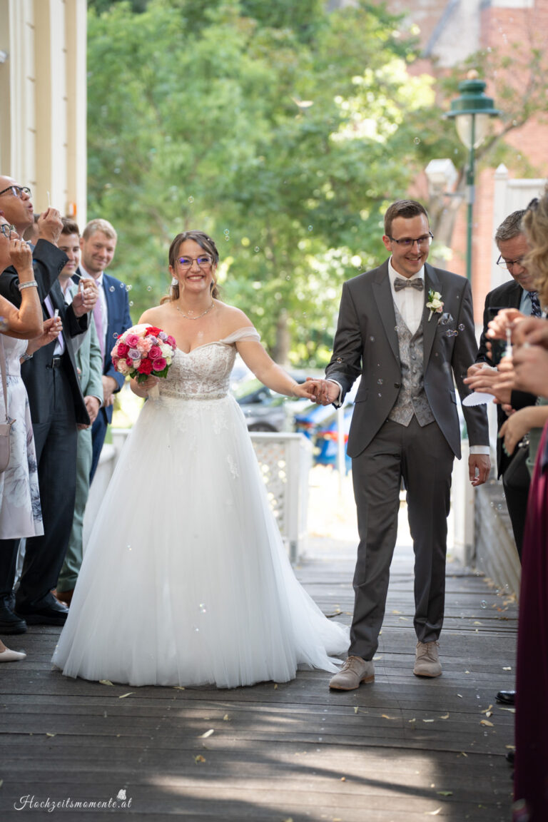 Hochzeitsfotograf Mödling, Baden bei Wien & Umgebung Als erfahrener Hochzeitsfotograf in Mödling, Baden bei Wien und Umgebung fange ich die schönsten Momente Ihres großen Tages in authentischen, emotionalen Bildern ein. Mit viel Liebe zum Detail und einem sicheren Auge für besondere Augenblicke, halte ich die unvergesslichen Erinnerungen an Ihre Hochzeit fest – ganz nach Ihren Wünschen und mit viel Herz. Vertrauen Sie auf meine jahrelange Erfahrung und lassen Sie sich von meinen Hochzeitsfotos verzaubern! Hochzeitsfotograf Wiener Neustadt, Hochzeitsfotograf Baden bei Wien, Hochzeitsfotograf Wien, Kursalon Mödling
